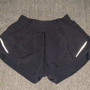 Lululemon Hotty Hot Low Rise Short 2.5” Size 2